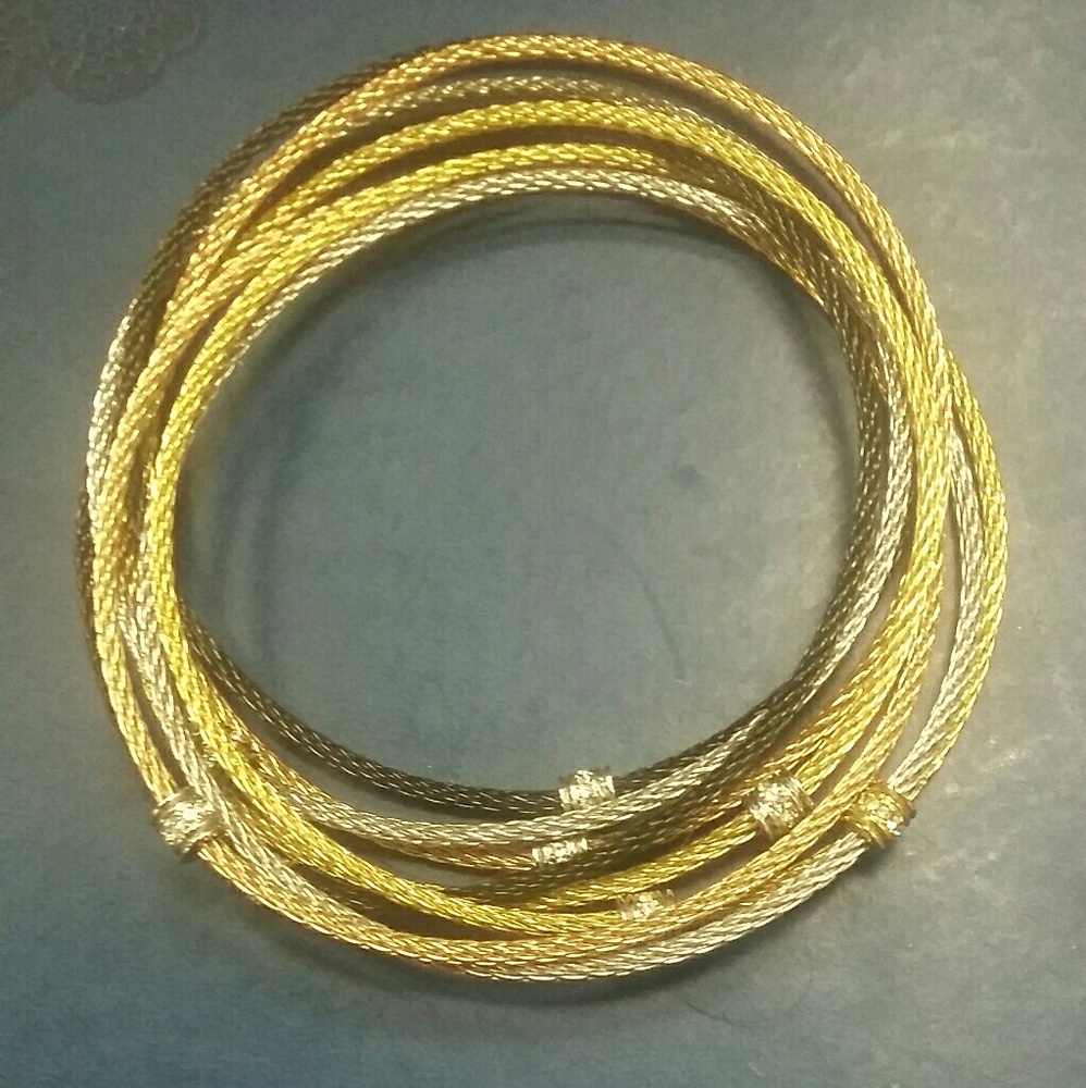 8 ringed interlocking bangle